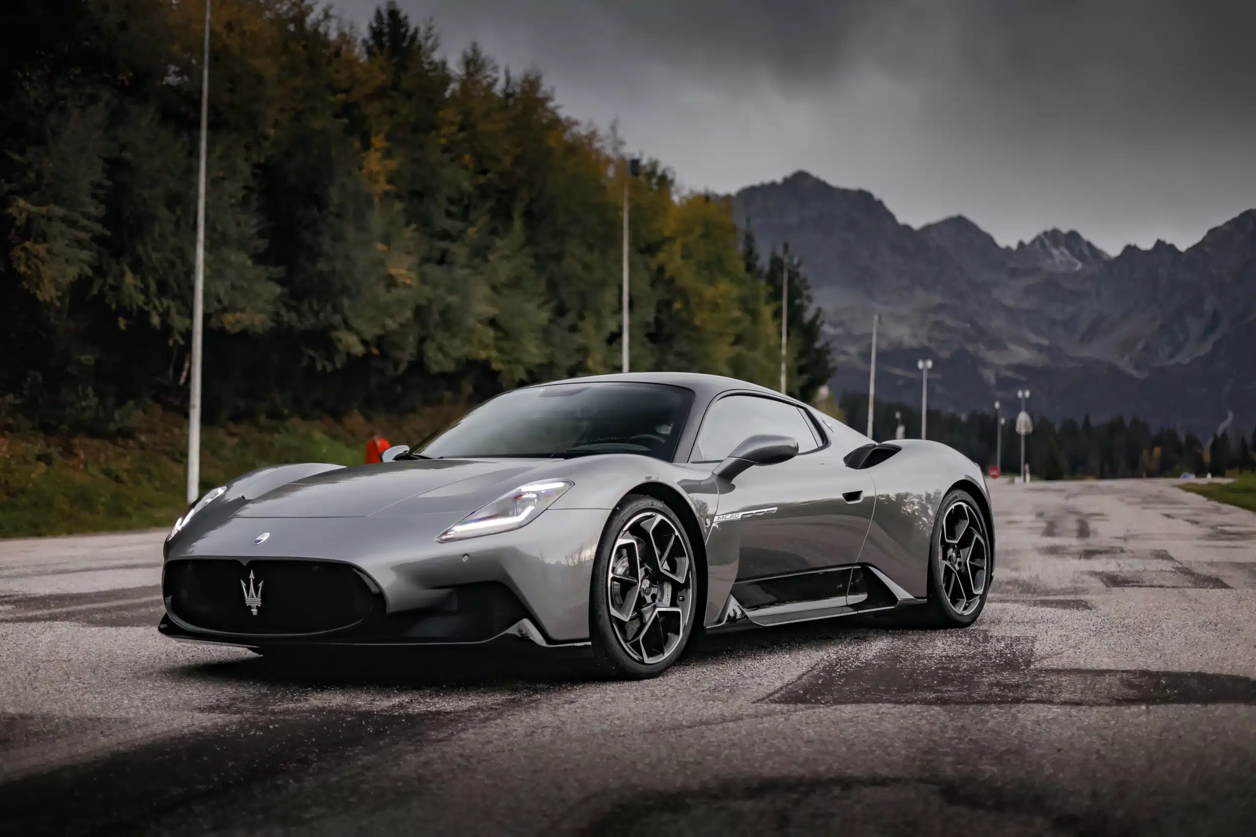 La Maserati MC20 de 3/4 avant sur une route de montagne